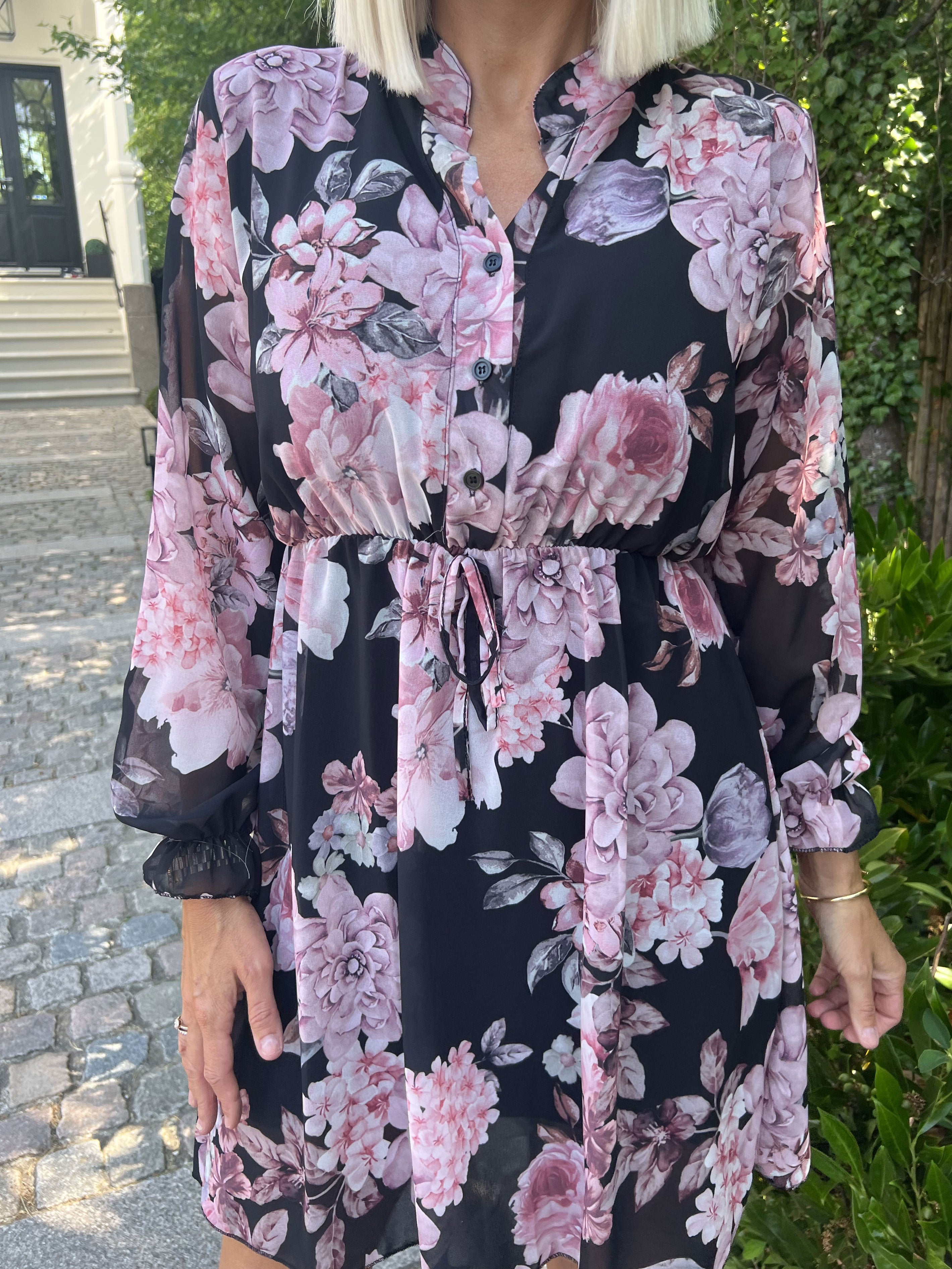 Caramella - Sød sommerkjole i chiffon med blomsterprint